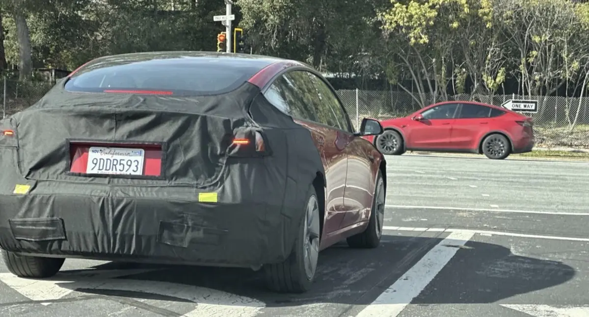 Tesla : la nouvelle Model 3 2023 camouflée et une vidéo impressionnante de l'usine de Berlin !