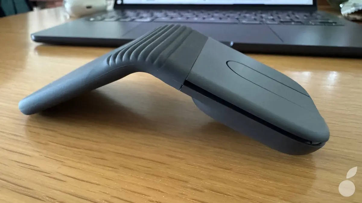 A d&eacute;faut d'iPhone Fold, Logitech lance une souris pliable, parfaite pour travailler partout