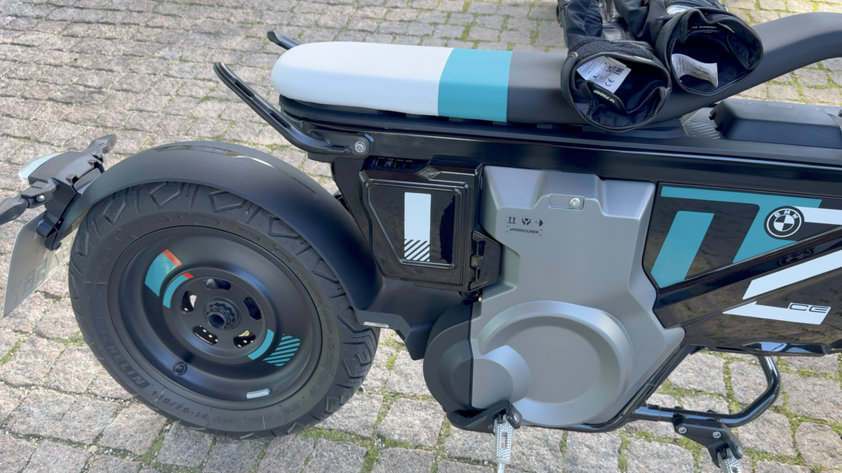 Essai BMW CE02 : une moto électrique au look futuriste accessible dès 14 ans !