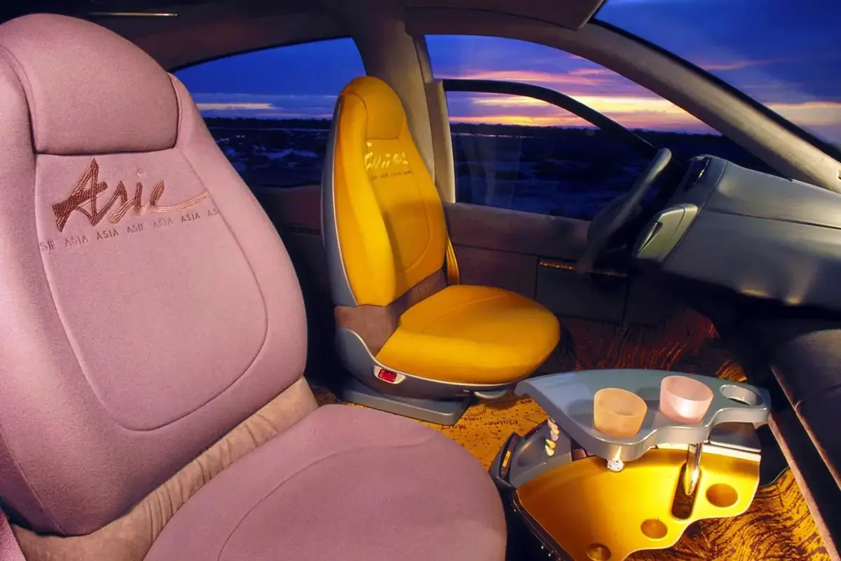 le d&eacute;gagement de l'espace entre les si&egrave;ges avant est repris dans le concept R-Space Lab.