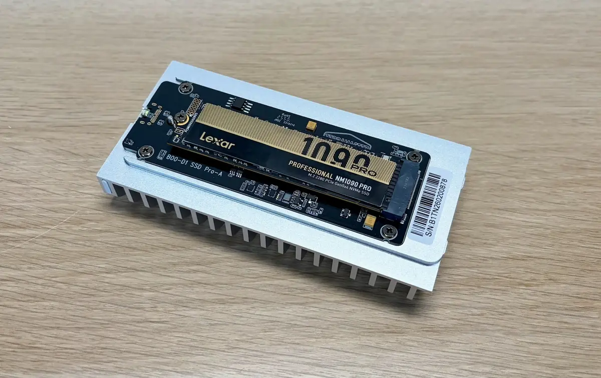 Ici, le boitier a &eacute;t&eacute; coupl&eacute; &agrave; un SSD performant Lexar NM1090 Pro
