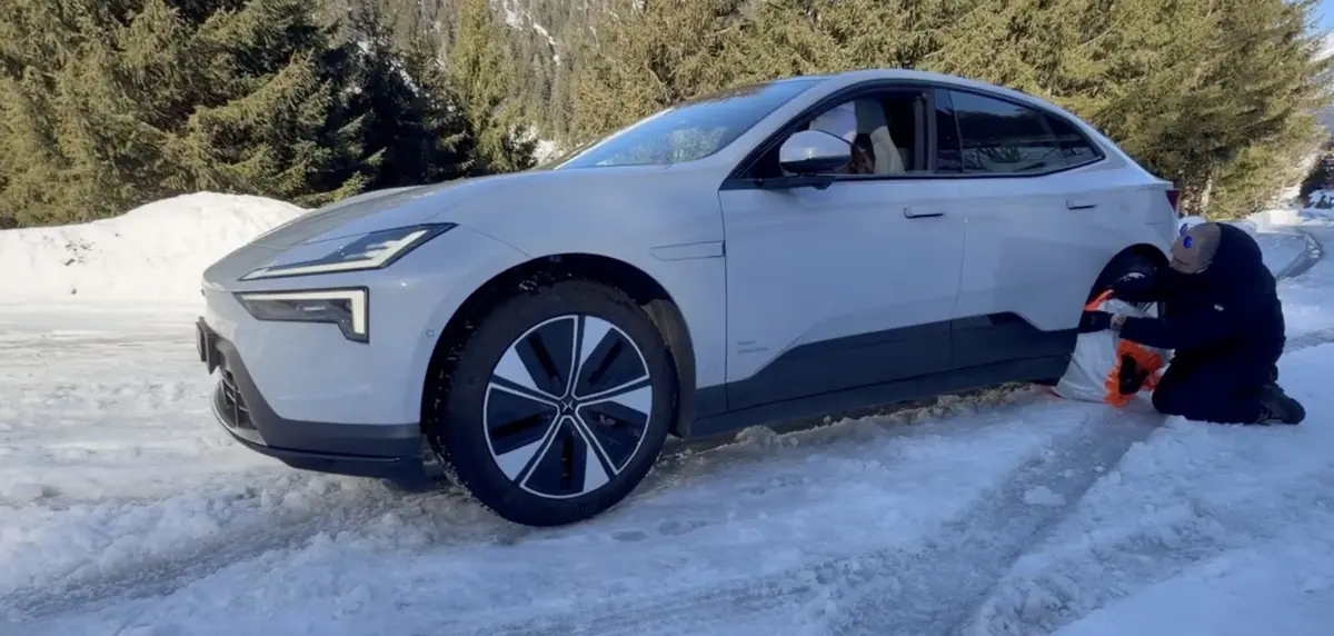On a plant&eacute; une Polestar 4 Propulsion dans la neige pour tester les chaussettes ISSE (vid&eacute;o)