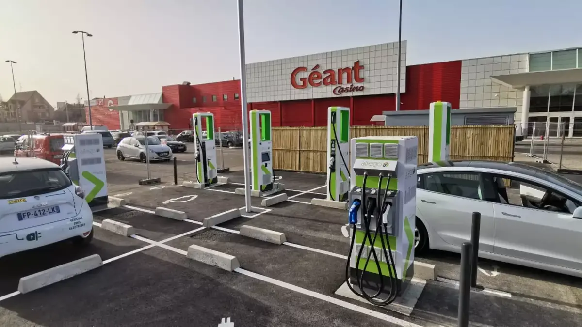 Tesla : des SuperChargers "ouverts" chez Casino, des délais de livraison et des nouvelles de Berlin