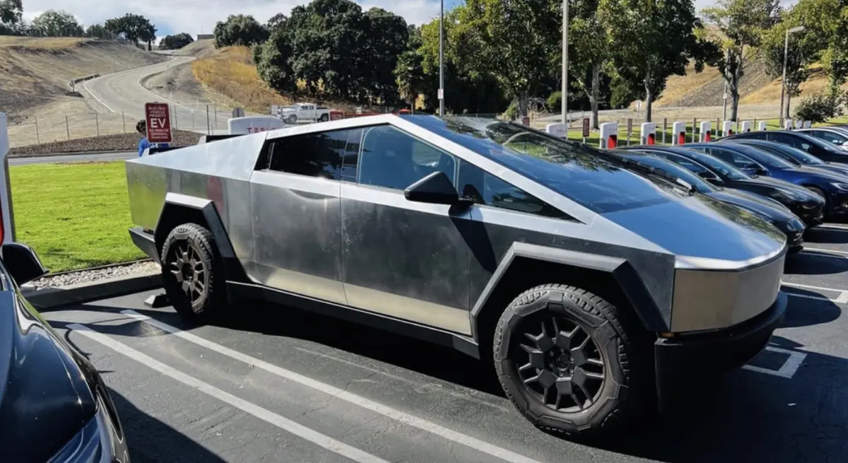 Land Cruiser électrique, Tesla en 800V, un Rivian Halloween et le Cybertruck criblé de balles