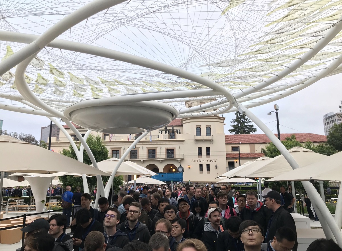 H-2, en direct de la #WWDC ! La file s'attente s'allonge (et le logo s'anime)