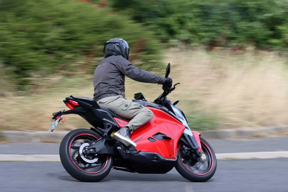 Essai Ultraviolette F77 Mach 2, une moto &eacute;lectrique convaincante mais pas sans d&eacute;fauts