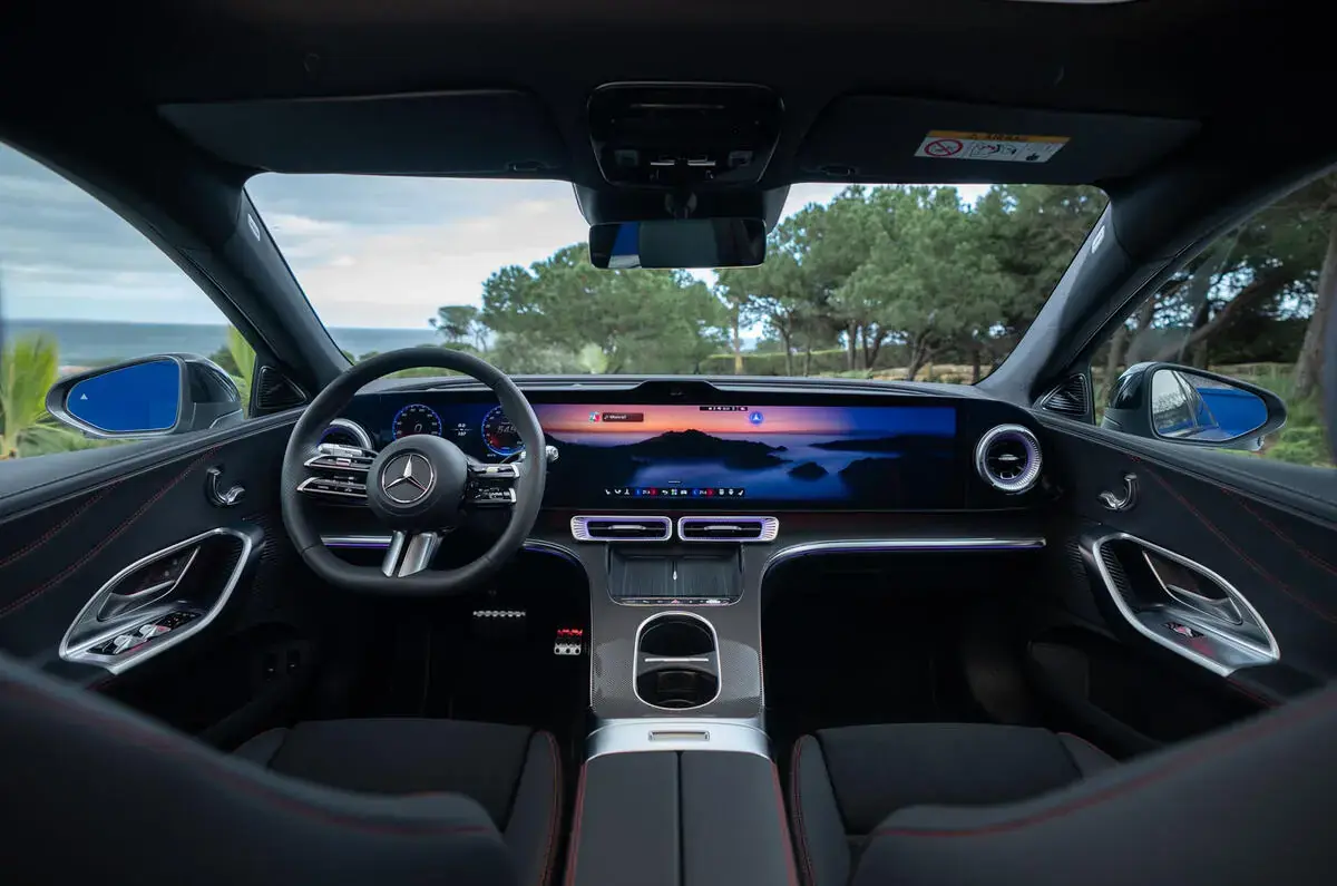 Mercedes reconna&icirc;t avoir trop mis&eacute; sur le tactile, mais ses &eacute;crans vont continuer de grossir