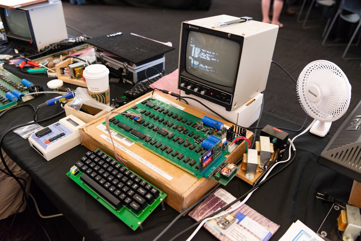 12 Apple I exposés au Vintage Computer Festival West (aux côtés d'un ordi d'Apollo 11)