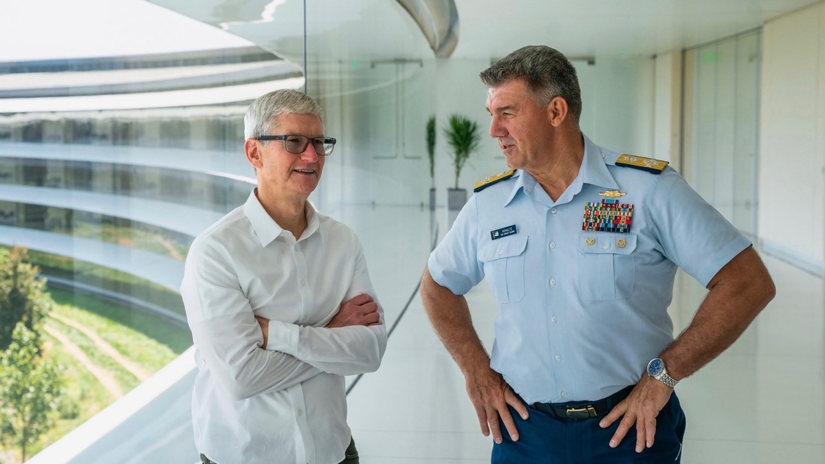 L’image du jour : Tim Cook en guide de l’Apple Park (pour le chef des Gardes-Côtes US)