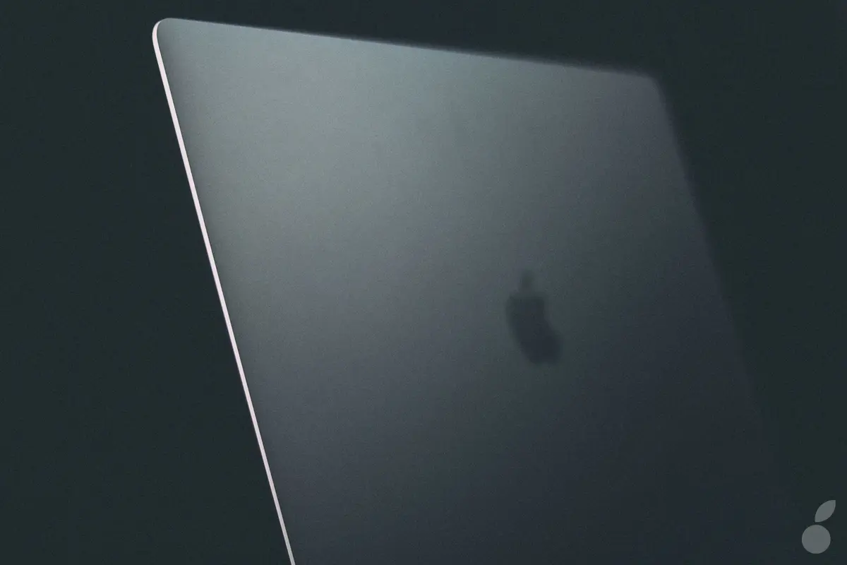 Son MacBook lui brûle la jambe, elle attaque Apple