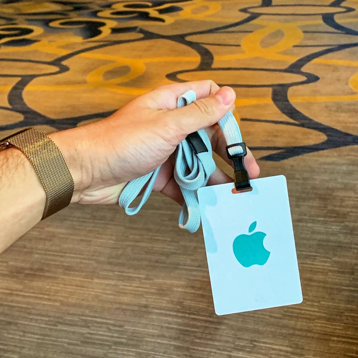 #keynote : les premiers invités arrivent, un badge vert et Tim Cook qui s'impatiente !