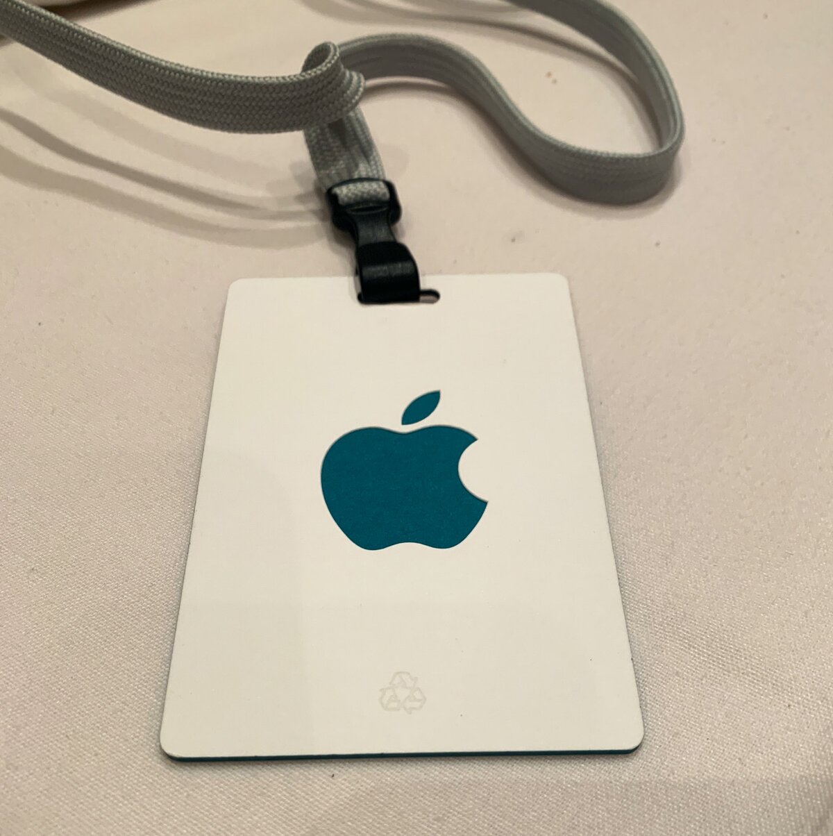 #keynote : les premiers invités arrivent, un badge vert et Tim Cook qui s'impatiente !