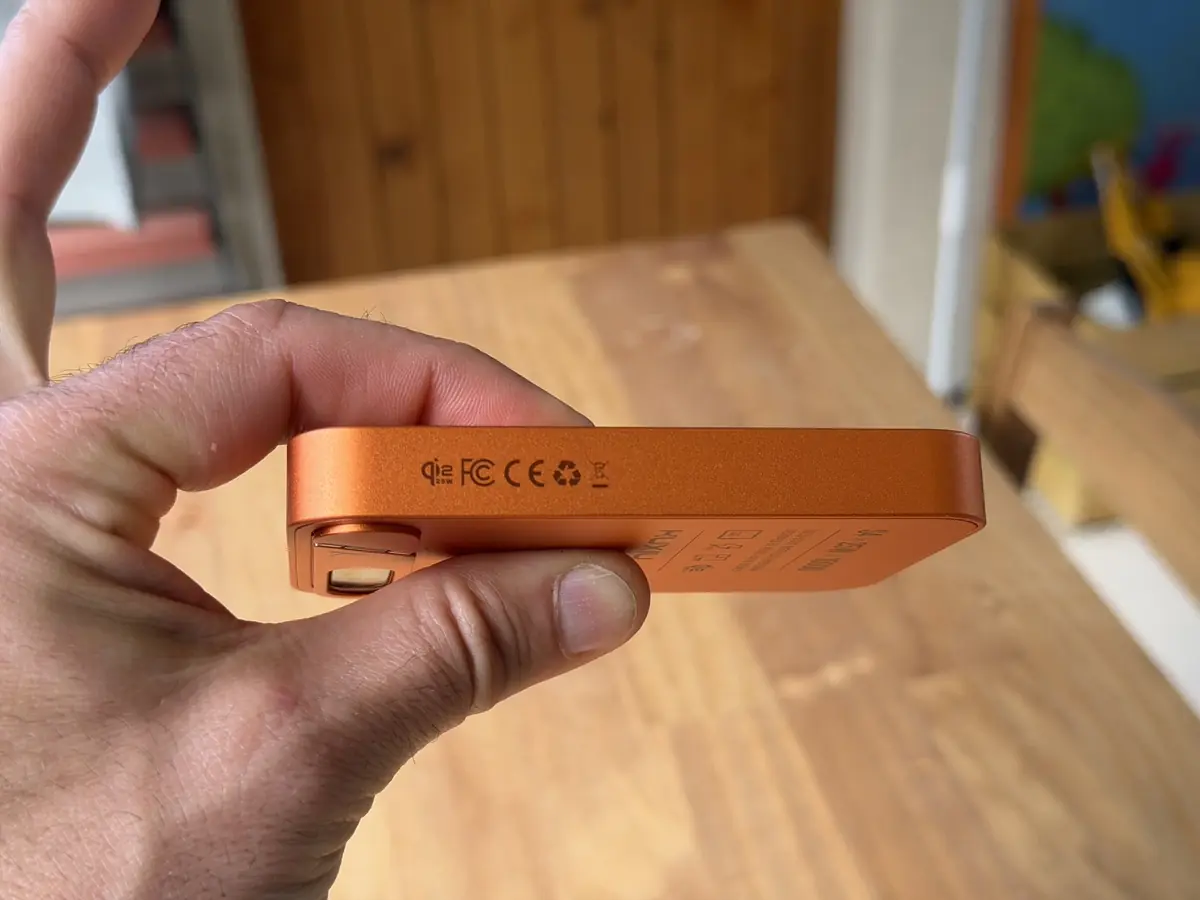 On a test&eacute; la KUXIU S4&nbsp;: une batterie MagSafe 25W avec &eacute;cran TFT