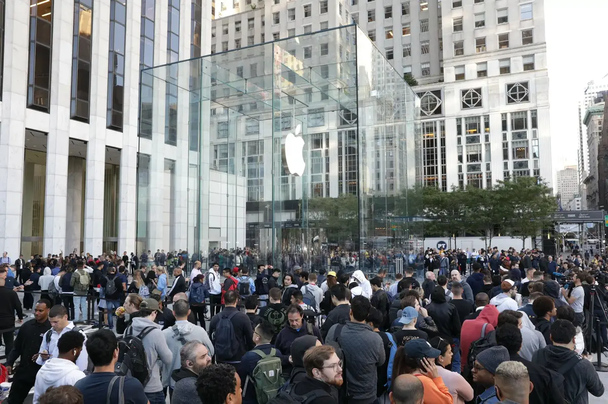 Tim Cook est à New York pour l'ouverture du Cube de Verre de la 5e Avenue