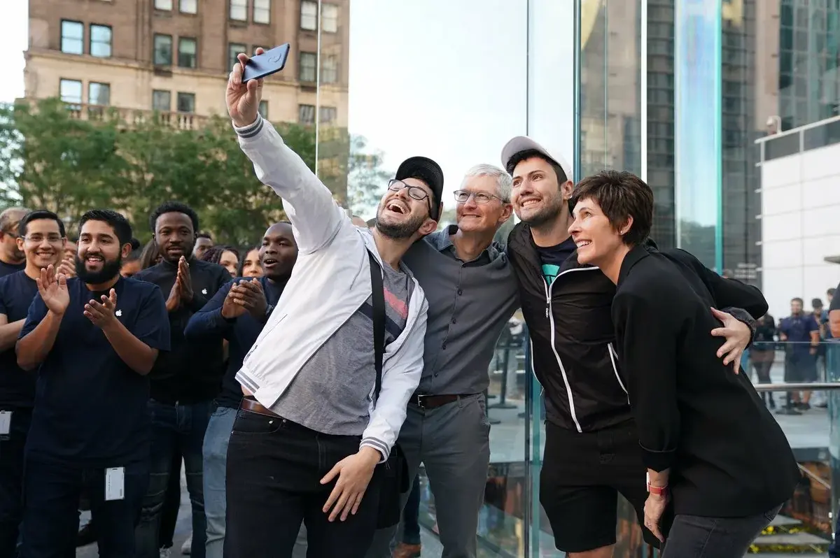 Tim Cook est à New York pour l'ouverture du Cube de Verre de la 5e Avenue