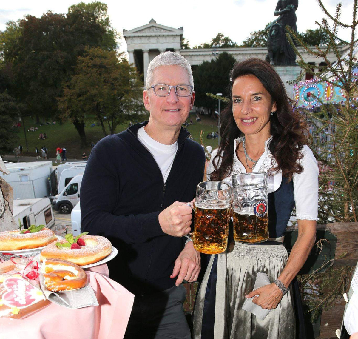 L’image du jour : Tim Cook en visite surprise en Allemagne (OktoberFest)