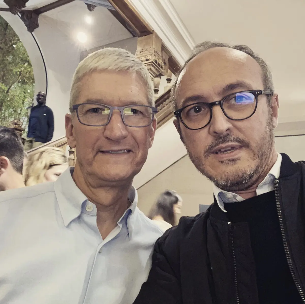 Tim Cook de passage à l'Apple Store des Champs-Élysées (photos)