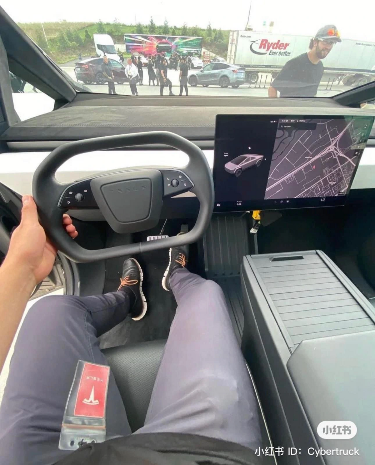 L'intérieur du Tesla Cybertruck a fuité ! (avec un volant inédit !)