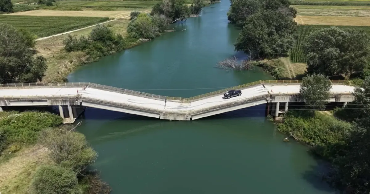 Un pont &eacute;croul&eacute; depuis bient&ocirc;t trois ans, et toujours propos&eacute; par les GPS