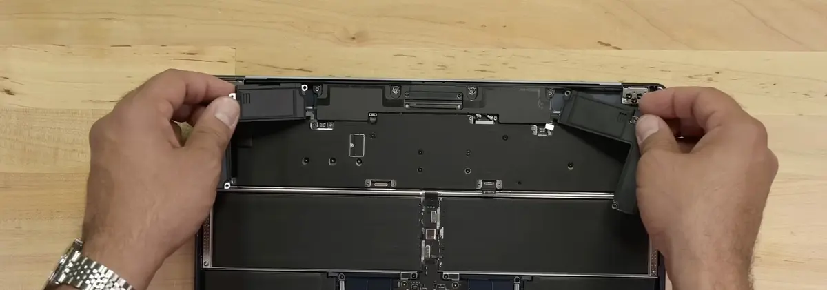 Le MacBook Air 15" tout nu : beaucoup de colle et pas facile à réparer