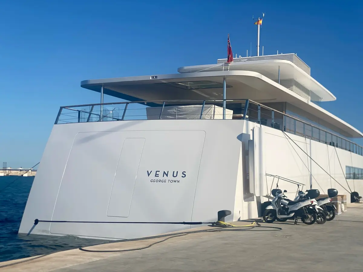 Quand le Yacht de Steve Jobs se crashe dans un célèbre navire ! (vidéo)