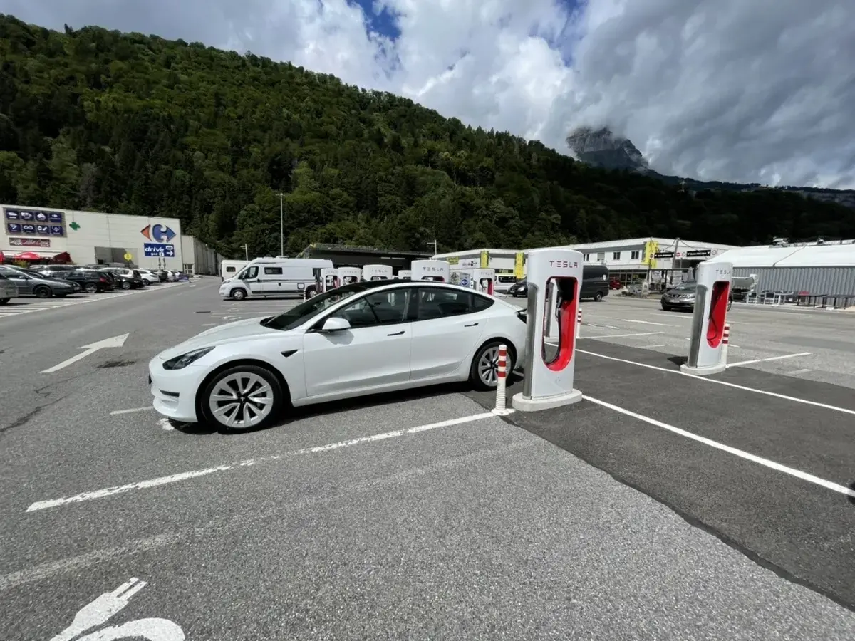 Vous ne devinerez jamais pourquoi le port de charge des Tesla est à l'arrière gauche !