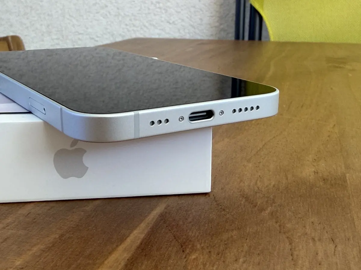 Un port USB 2 qui ne vous servira probablement qu'&agrave; charger votre iPhone, si vous ne chargez pas en MagSafe