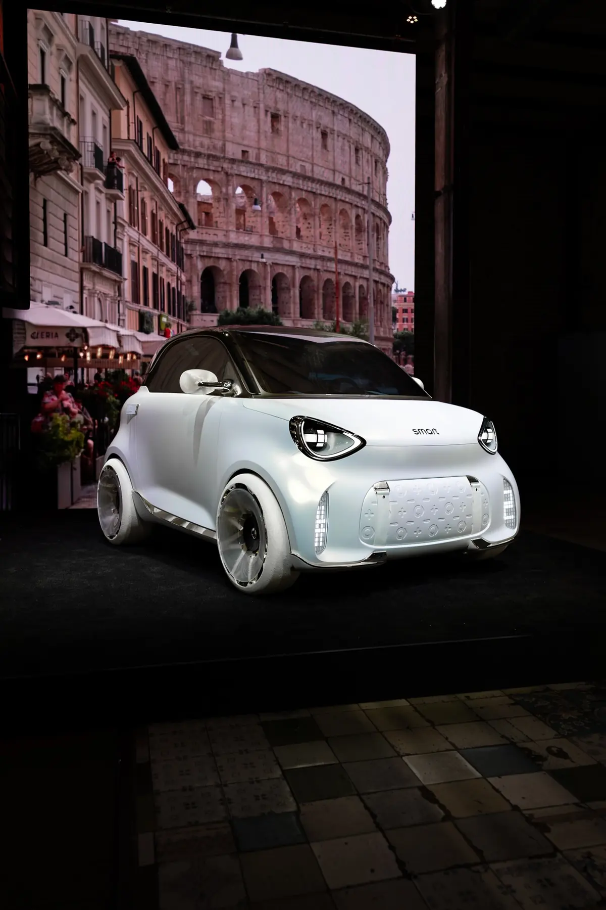 Smart #2&nbsp;: on a pu voir l&rsquo;int&eacute;rieur de la future micro-citadine &eacute;lectrique &agrave; Rome