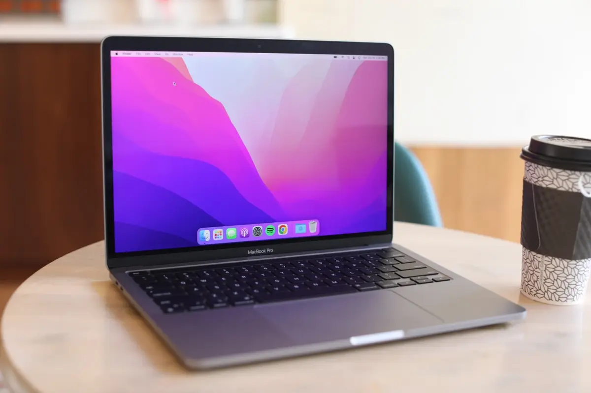 Revue de presse MacBook Pro 13" M2 : une machine dans l'ombre du MacBook Air