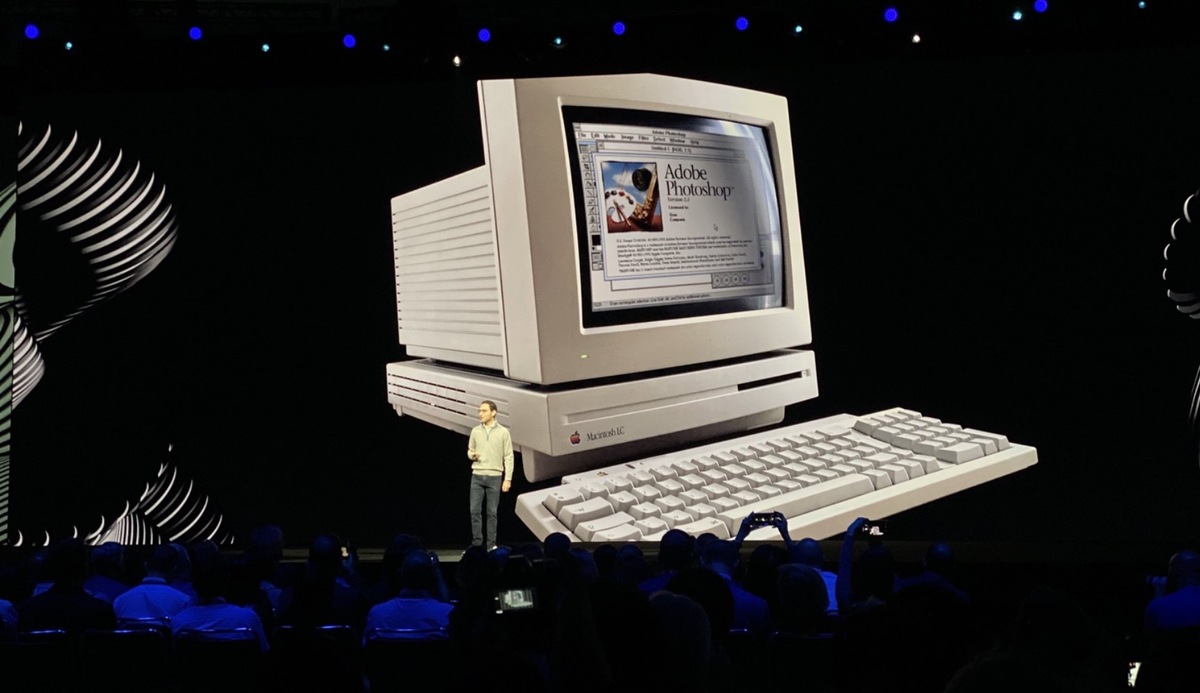 L'image du soir : un Macintosh LC pour fêter les 30 ans de Photoshop #adobemax