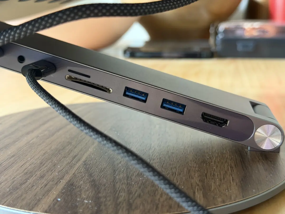 L'alimentation se fait via un port USB-C, mais attention, il n'y a pas de chargeur dans la bo&icirc;te