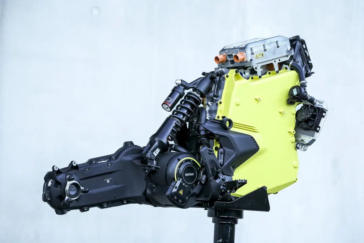 Essai de la Can-Am Pulse, la premi&egrave;re moto &eacute;lectrique &eacute;quip&eacute;e de CarPlay
