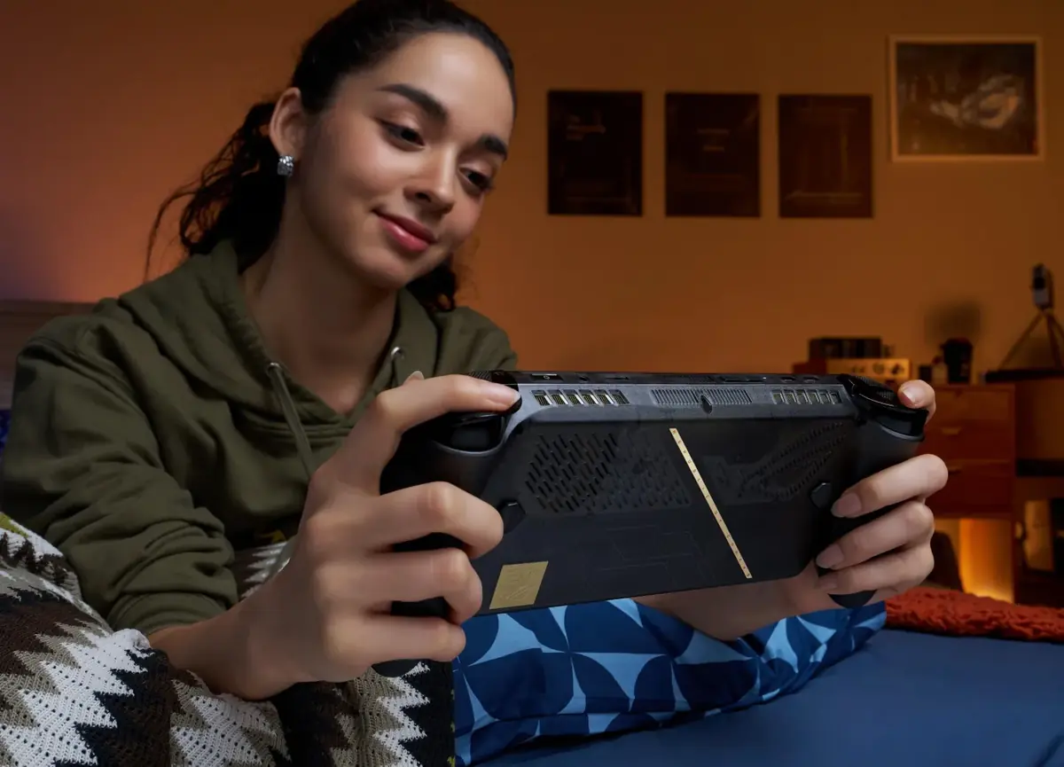 Asus d&eacute;voile la ROG Xbox Ally X20, une console portable OLED transparente pour ses 20 ans