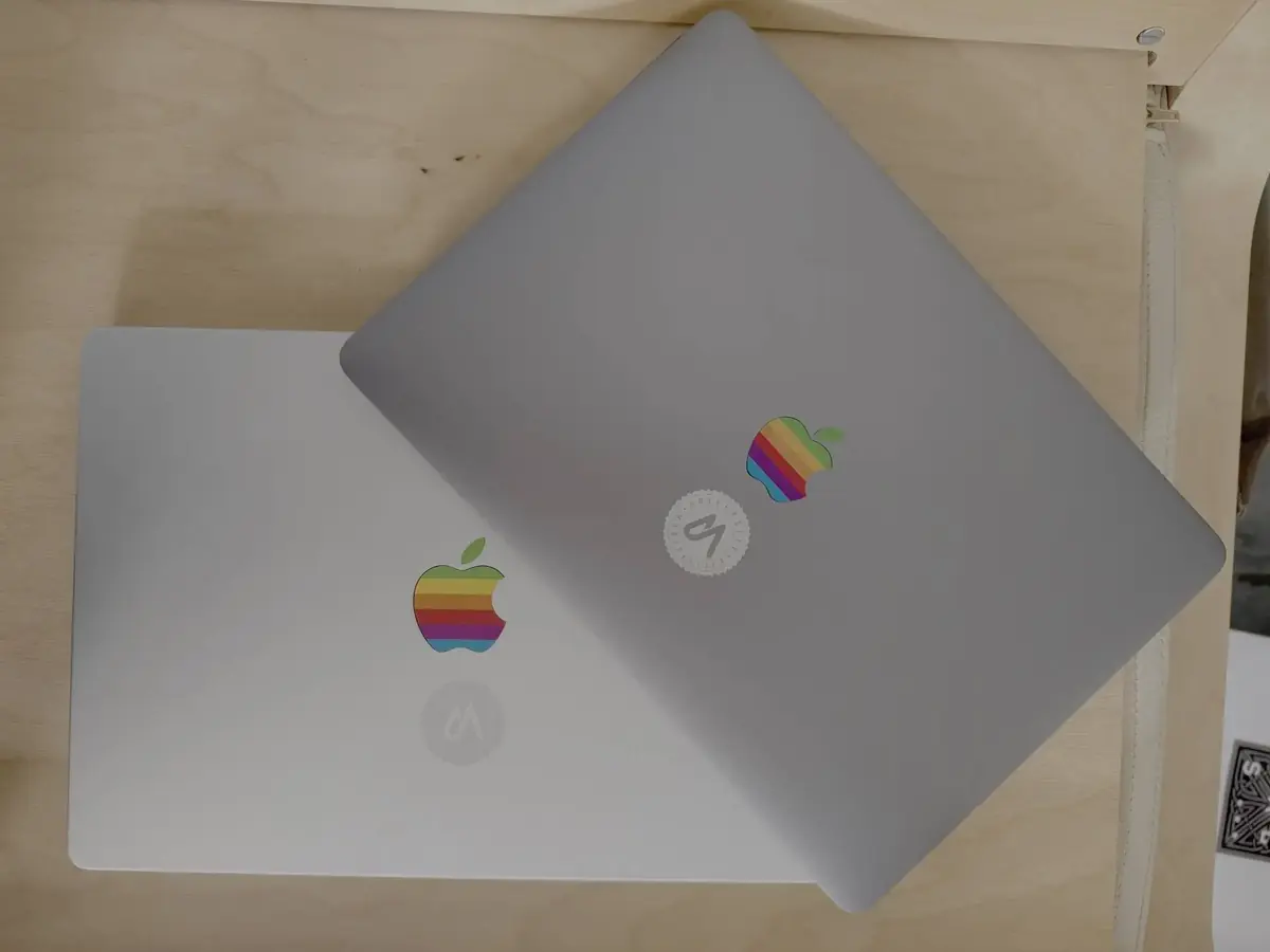 Mes MacBook Pro avec le logo arc-en-ciel.
