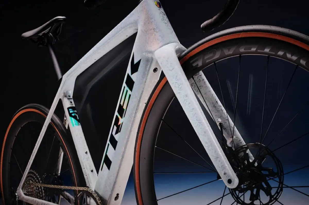 Trek pr&eacute;sente un v&eacute;lo de route &eacute;lectrique l&eacute;ger, avec 185 km d'autonomie