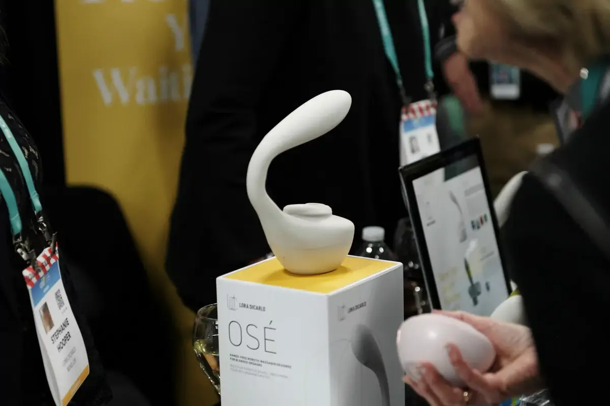 Insolite : semelles, rasoirs, jouets coquins, coque compostable, chargeur licorne... #CES