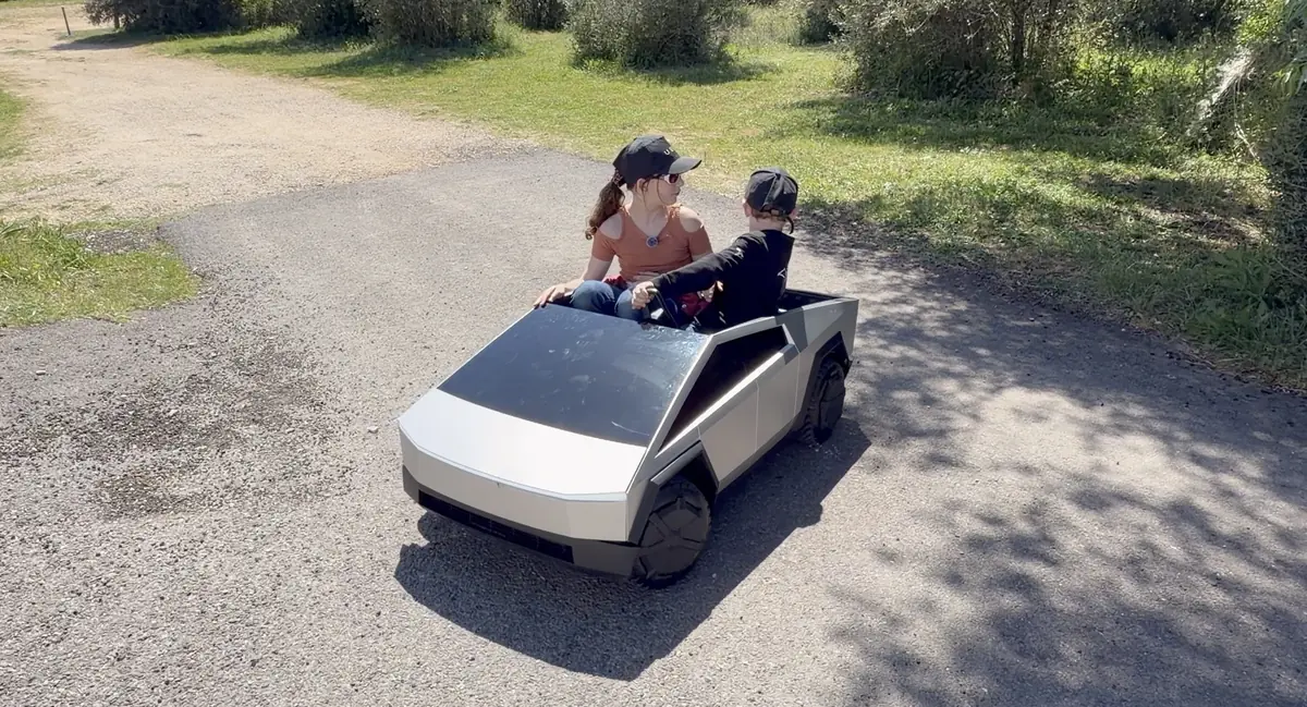 Test du Tesla Cybertruck pour enfants... par des enfants (vid&eacute;o)