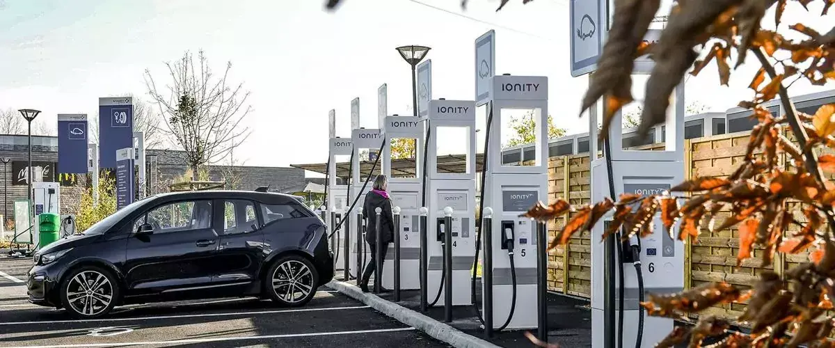 VE : 12 nouvelles aires VINCI équipées en bornes rapides, 100% en 2023