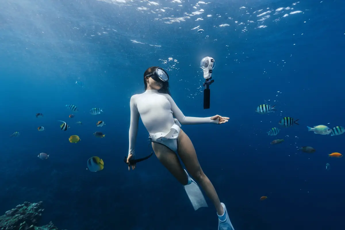 Insta360 X6&nbsp;: 8K 50 i/s, nouveaux capteurs Sony et trois puces IA