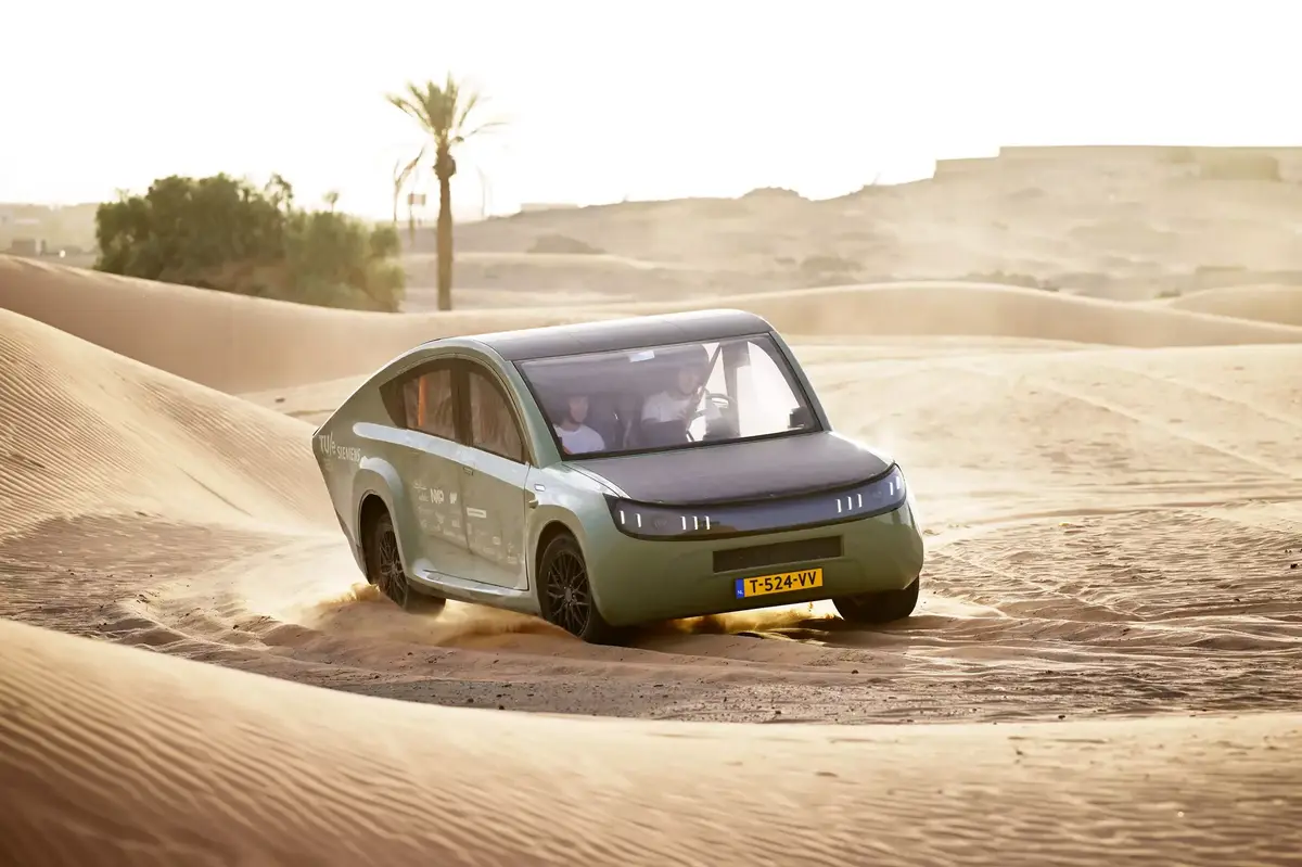 Une voiture solaire très moche mais avec 1000Km d'autonomie pour 1,2t !