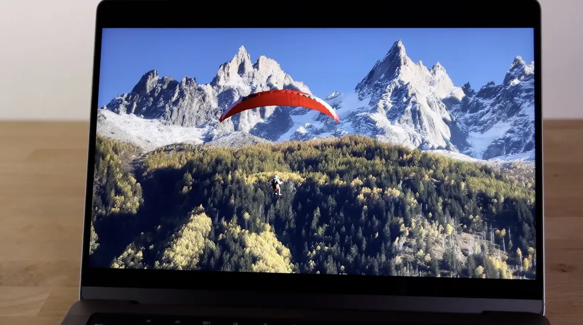 MacBook M2 Pro parachute