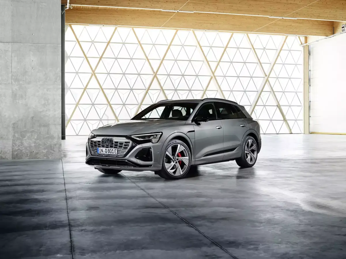 Audi E-Tron devient Audi Q8 E-Tron : énorme batterie, autonomie (et tarifs) en hausse 