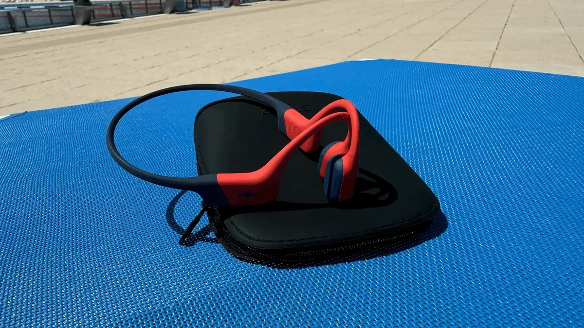 Parfaits pour la piscine, les écouteurs à conduction osseuse de Shokz sont en super promo