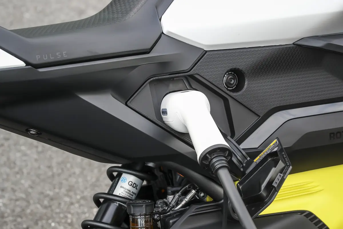 Essai de la Can-Am Pulse, la premi&egrave;re moto &eacute;lectrique &eacute;quip&eacute;e de CarPlay