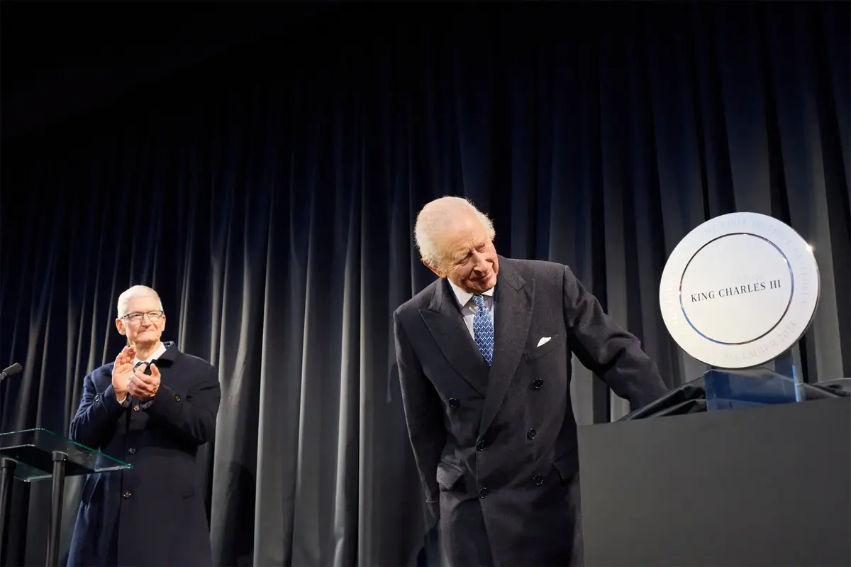 Tim Cook accueille le Roi Charles III au nouvel Apple Store de Battersea