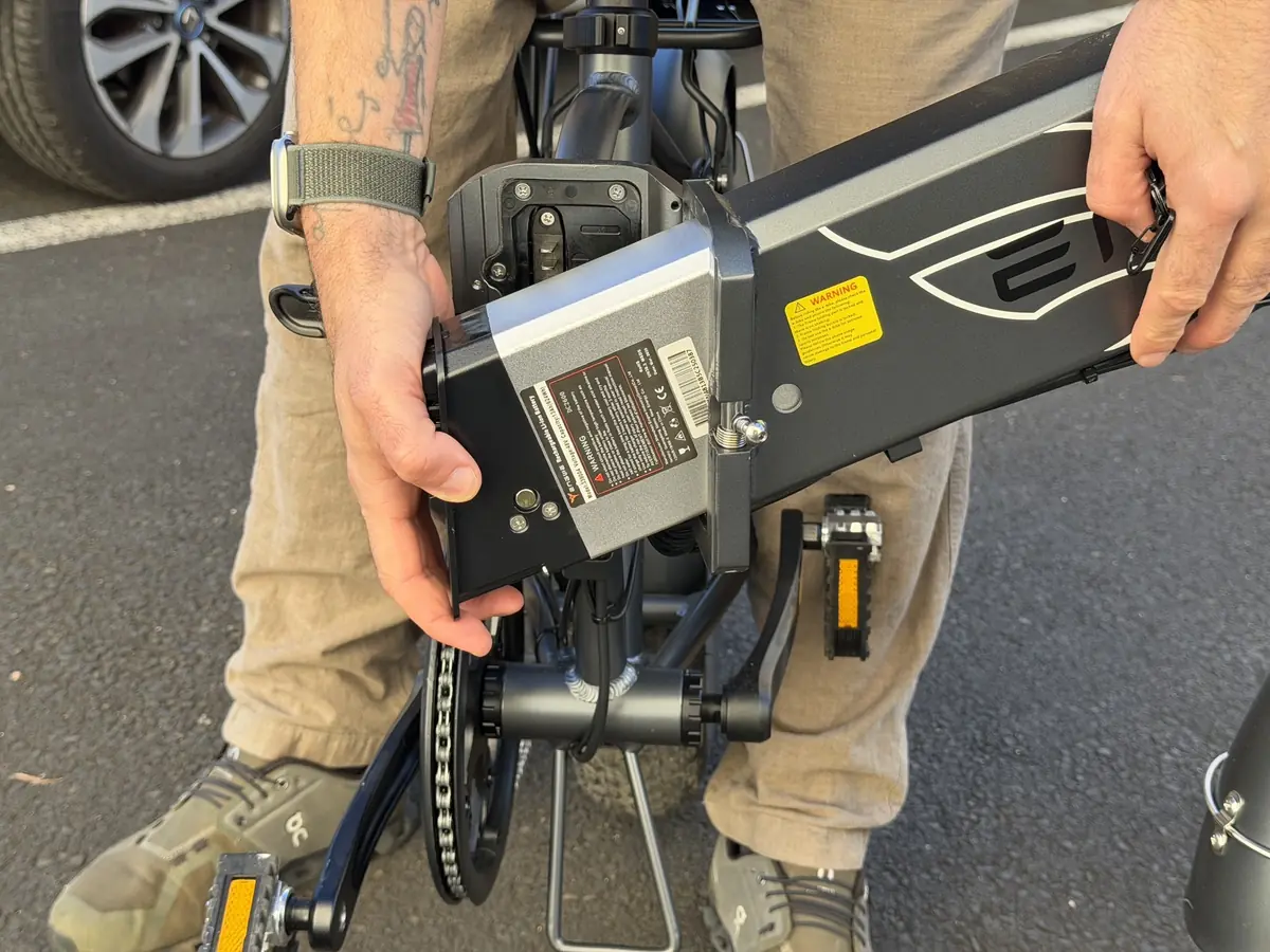 Pour retirer la batterie il faut plier le vélo, qui est assez lourd, mais on prend vite le coup de main