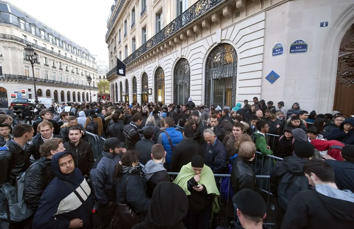 Files d&rsquo;attente, chaos et sp&eacute;culation&nbsp;: la folle sortie des Swatch Royal Pop / Audemars Piguet