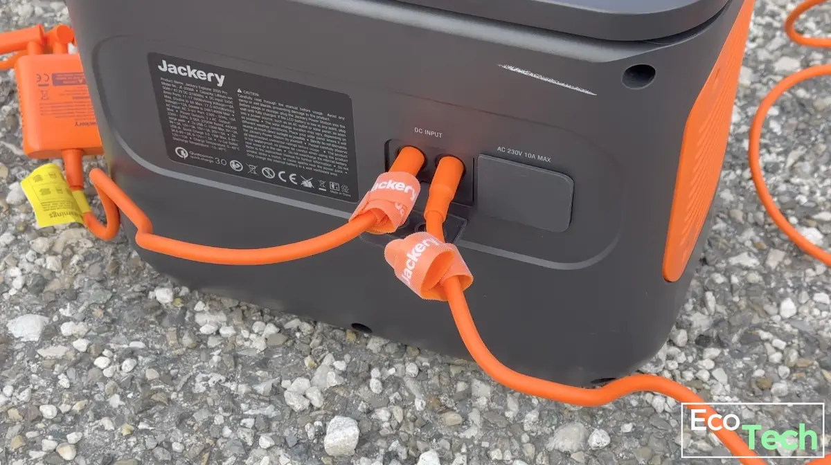 Test batterie Jackery Explorer 2000 Pro : on charge un van électrique avec des panneaux solaires