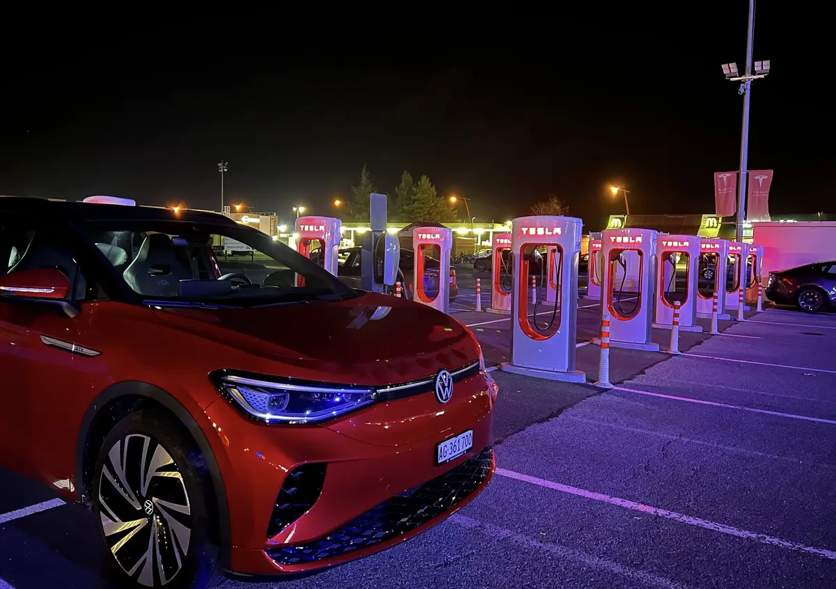 Volkswagen refuse de baisser ses prix face à Tesla... et licencie