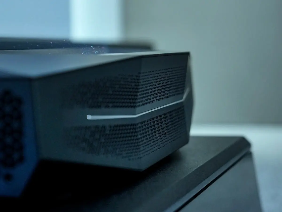 AWOL Vision Aetherion&nbsp;: le cin&eacute;ma 4K triple laser de 200 pouces d&eacute;barque sur Kickstarter